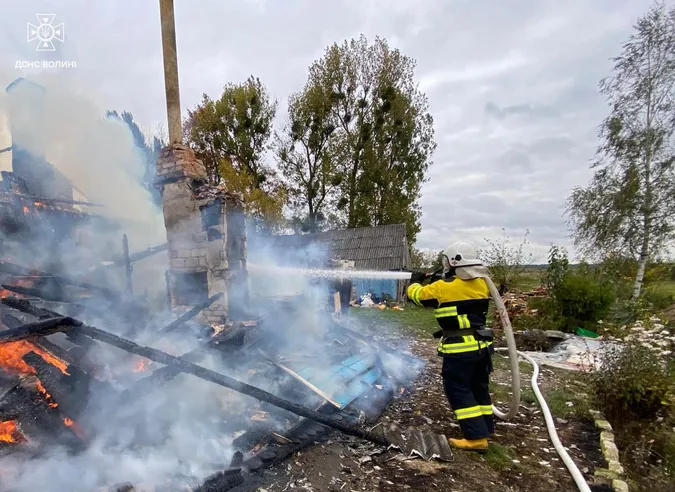 На Ковельщині через невдалу конструкцію печі згорів будинок (фото)