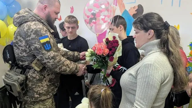 На Волині дружині Героя під час виписки з пологового вручили його посмертну нагороду (фото)