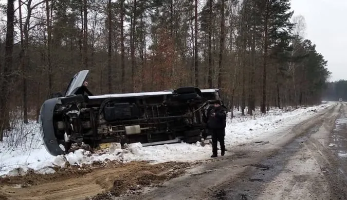 На Волині рейсовий автобус злетів у кювет і перекинувся (фото)
