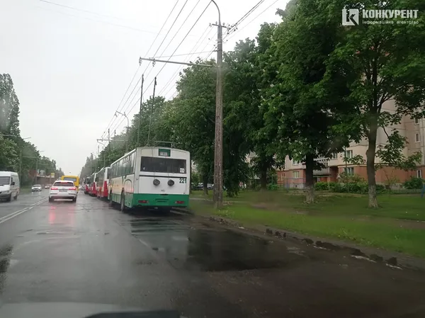 У Луцьку на вулиці Гордіюк – аварія: заблокований рух тролейбусів (фото)