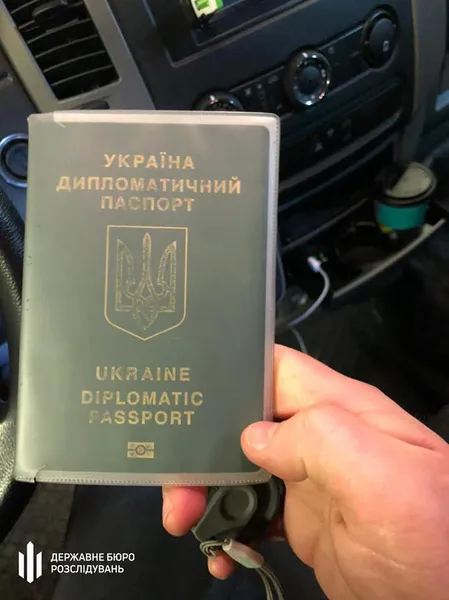 Український дипломат хотів вивезти через «Ягодин» купу золота і валюти (фото)