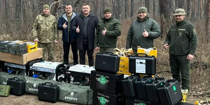 Бійцям «сотки» на сході країни привезли різдвяні подарунки з Волині (фото)