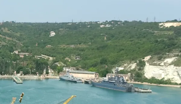 ВДК Балтійського флоту Росії «Королев», пришвартований у Сухарній бухті Севастополя