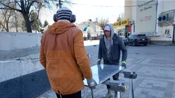 Новий фонтан у центрі Луцька обклеюють чорним гранітом (фото)