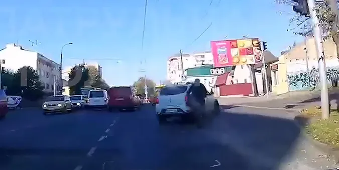 У Луцьку патрульні покарали водія за неповагу до велосипедиста (відео)