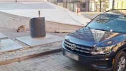Луцькі муніципали покарали водія, який залишив авто біля смітника (фото)
