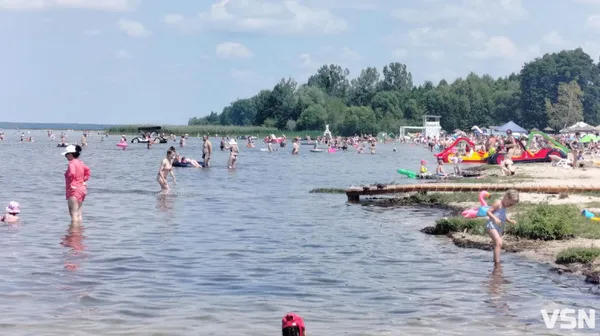 Елітні авто, пончики і ТЦК: на Світязі – ніде яблуку впасти (фото)