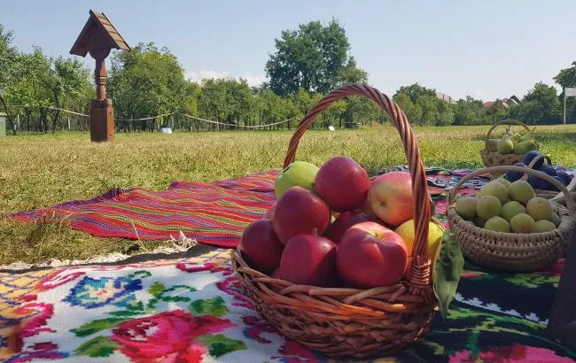 Яблучний Спас: кому не можна їсти яблука та груші у свято