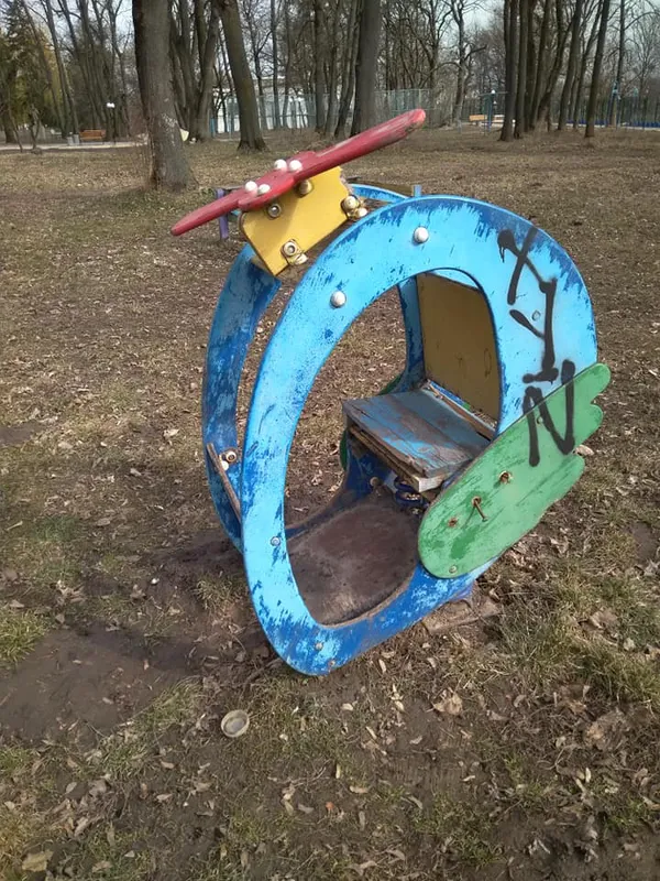 На Волині зловмисники потрощили дитячий майданчик (фото)