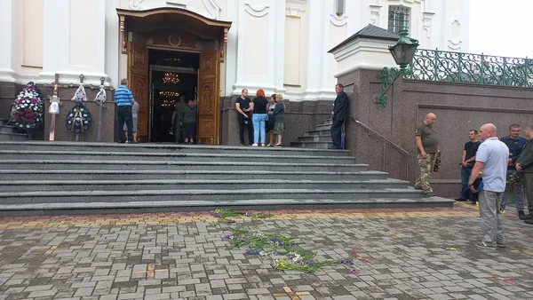 У Луцьку прощаються із трьома загиблими захисниками (фото, відео)