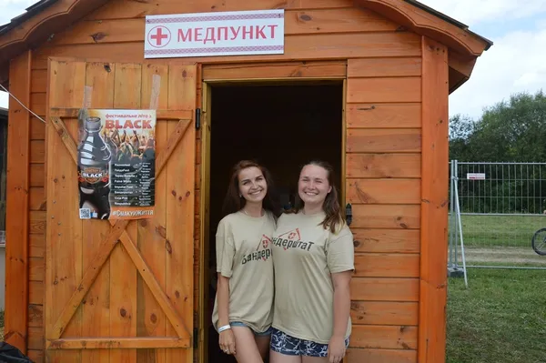 Медички кажуть, що звертаються переважно з опіками від сонця, часом з порізами. Лікування починають із усмішки