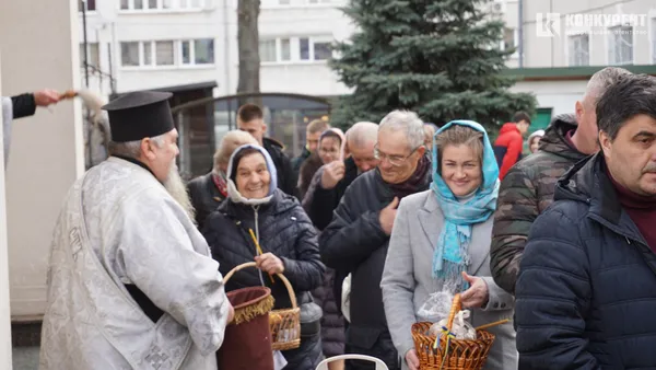 Війна і Воскресіння: у Луцьку святять паски у суботу і без свічок (фото)