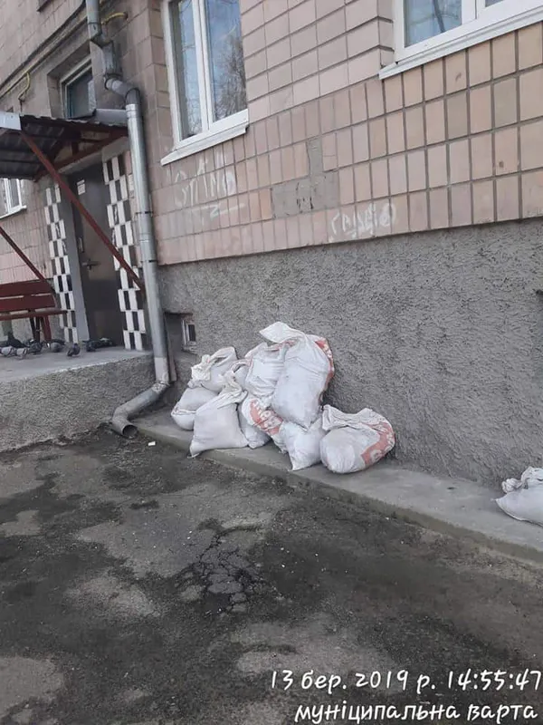 У Луцьку муніципали змусили поприбирати сміття біля багатоповерхівок