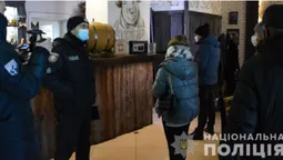 У Луцьку шукали підроблені ковід-сертифікати у барах і магазинах (фото, відео)
