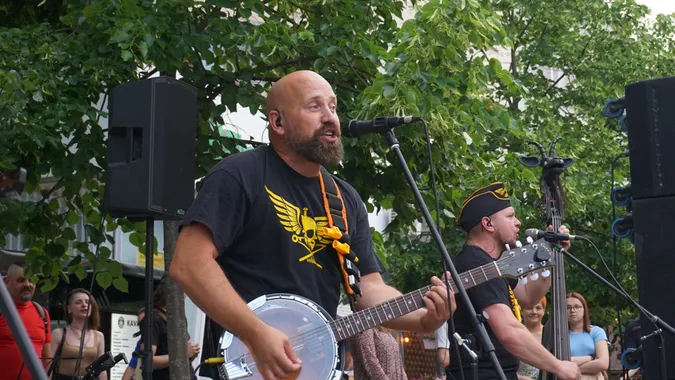 Прийшли сотні людей: у Луцьку виступив запальний гурт Оt Vinta (фото, відео)