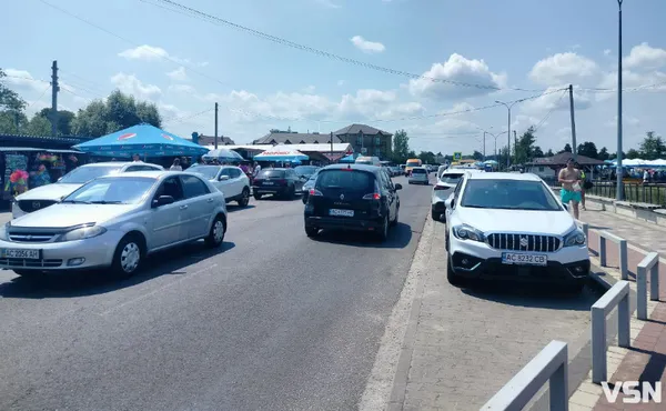 Елітні авто, пончики і ТЦК: на Світязі – ніде яблуку впасти (фото)