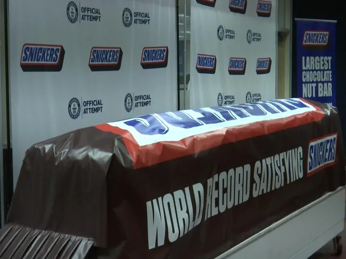 У США виготовили найбільший у світі батончик Snickers (фото)