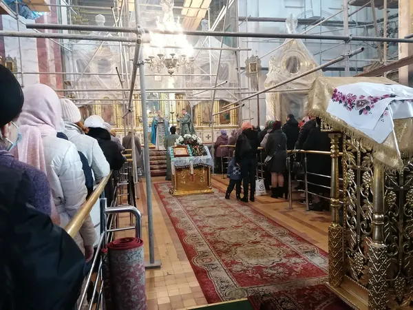 Свічки, молитва й соціальна дистанція: як у луцькому соборі святкують Благовіщення (фото)