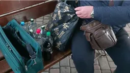 «На доріжку»: у Луцьку на автостанції викрили «алкомаркет» на лавочці (фото)