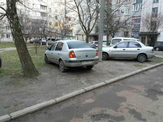 Луцькі муніципали «полюють» на порушників правил паркування (фото)