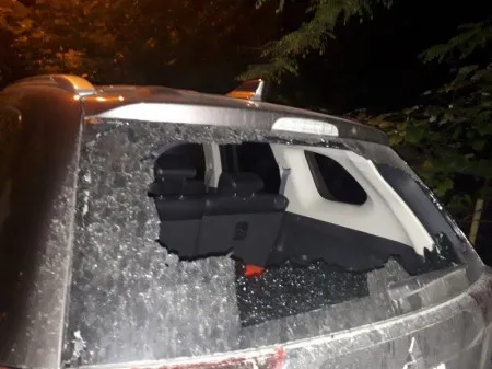 У Луцьку чоловік без причини побив  заднє скло в чотирьох машинах