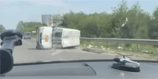 Під Луцьком перекинувся бус та заблокував об'їзну дорогу (відео)