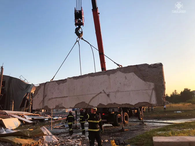 Як рятувальники ліквідовували наслідки ракетного удару по Луцьку (фото, відео)