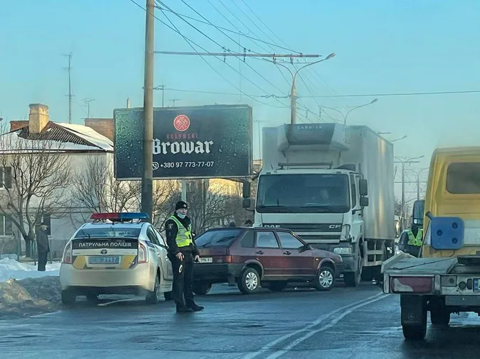 У Луцьку не поділили дорогу легковик і вантажівка (фото)