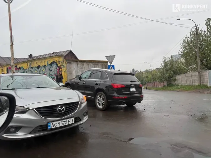 Біля школи №13 у Луцьку – аварія: автівка заїхала у стіну (фото)
