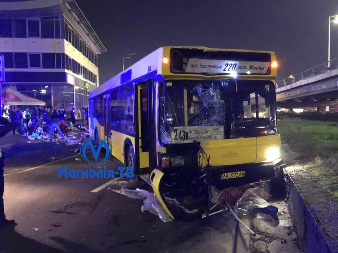 У Києві автобус влетів у натовп людей на зупинці: є жертва (фото)