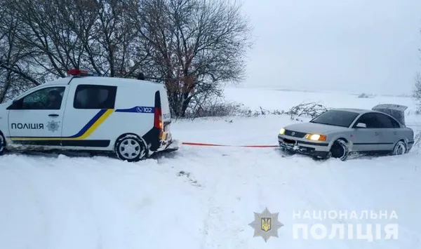 На Волині поліцейські допомагають водіям вибратися із снігового полону