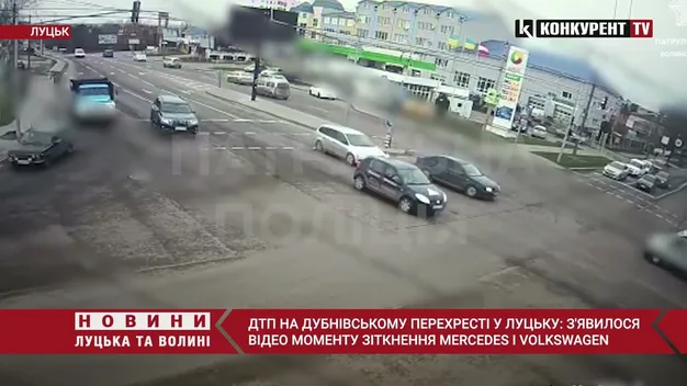 Показали момент ДТП у Луцьку, внаслідок якого Mercedes «завис» на стовпчику (відео)