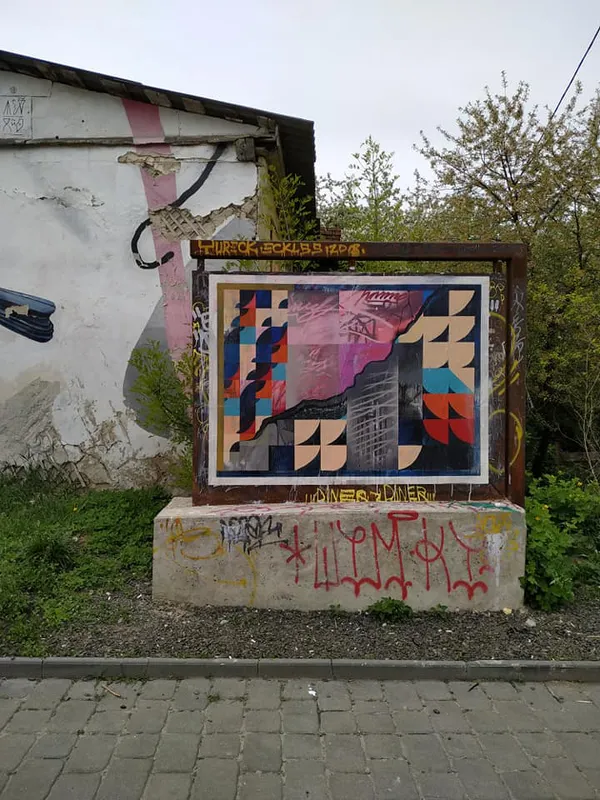 Луцькі художники перетворили дошку «Тут Був Я» на твір мистецтва (фото)