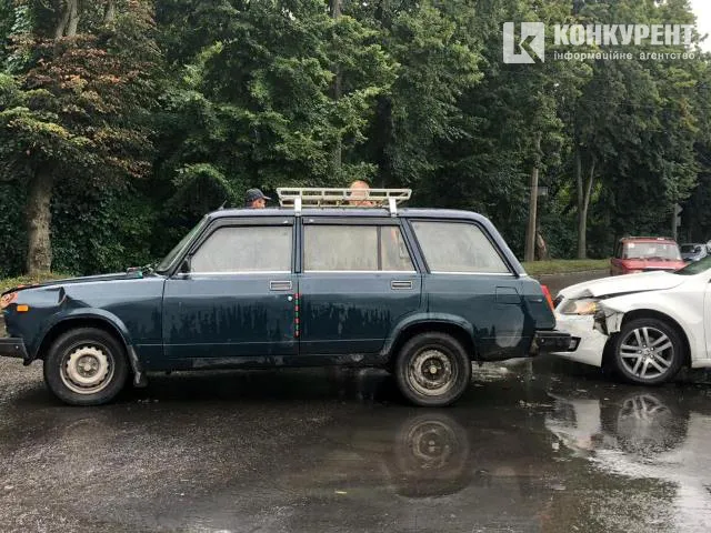 У Луцьку на перехресті не розминулися дві автівки (фото)
