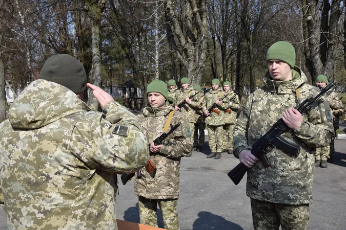 Мобілізовані та контрактники, чоловіки та жінки: у Луцьку склали присягу прикордонники (фото)