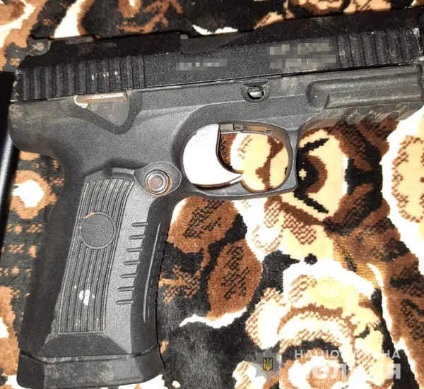 У Ковельському районі під час обшуків знайшли наркотики та пістолети (фото)
