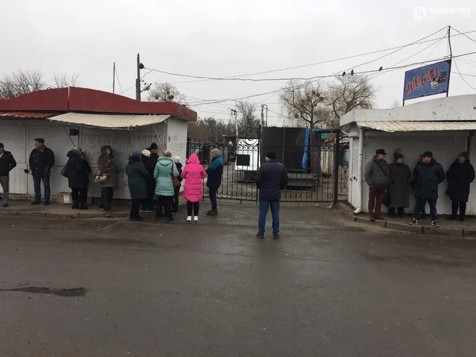 «Не ламайте, заберу»: на Старому ринку тривають демонтажі (фото)