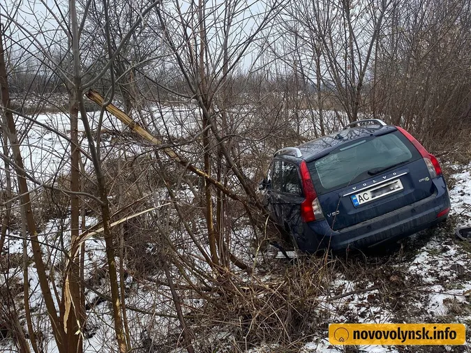 Автівка в кюветі: у Нововолинську не поділили дорогу Volvo і Hyundai (фото)