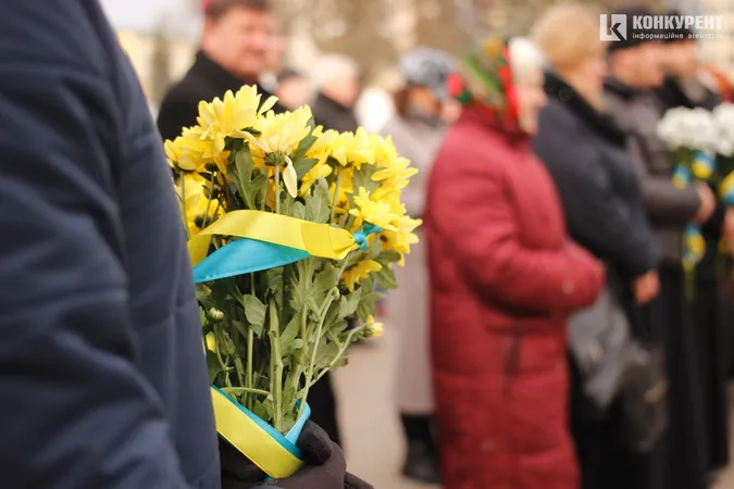 Квіти та сотні людей: у Луцьку вшанували пам'ять героїв Небесної Сотні (фото, відео)