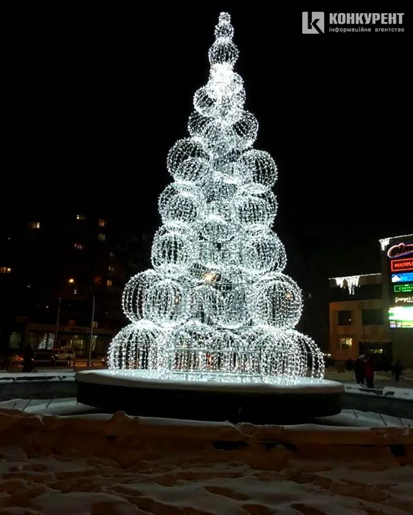 Біля «Променя» вже засвітили красуню-ялинку (фото)