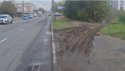У Луцьку вантажна техніка з будівництва зруйнувала тротуар (фото)