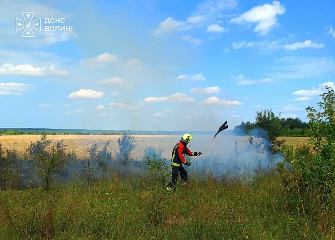 На Волині через людську необережність і скляну призму спалахнули три пожежі (фото)