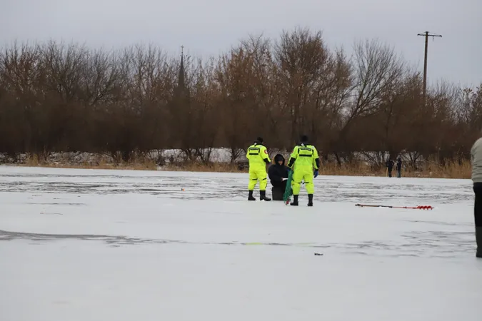 У Луцьку до рибалок на Стиру прийшли водолази (фото)