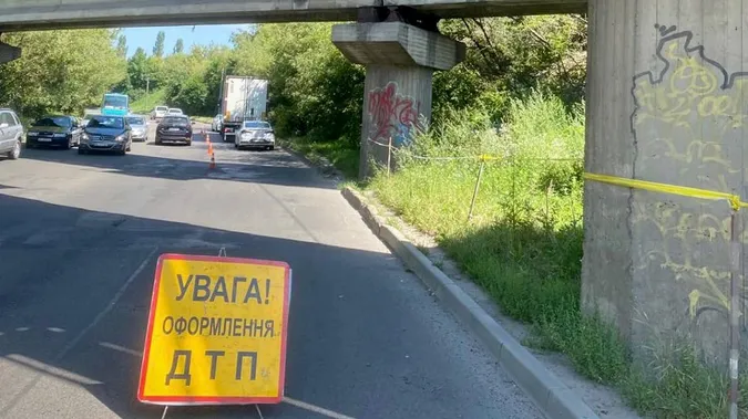 У Луцьку фура зіткнулася з мостовою опорою (фото)
