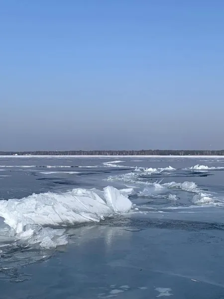 Ніби тане льодовик: на Світязі скресла крига (фото)