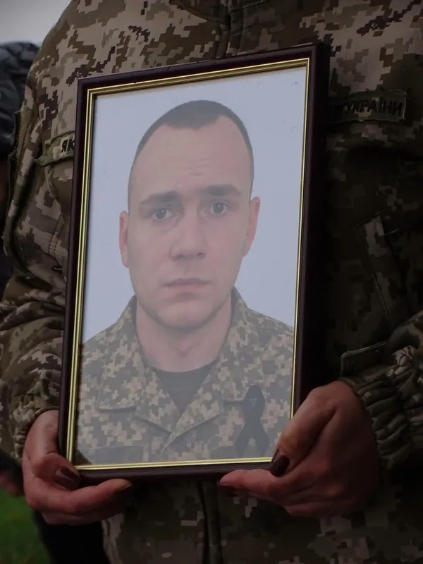 У сльозах та з військовими почестями: Турійська громада попрощалася із Захисником України Владиславом Косюком (фото)