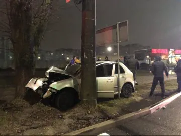 Перша новорічна аварія у Луцьку: автівка врізалася в дерево (фото)