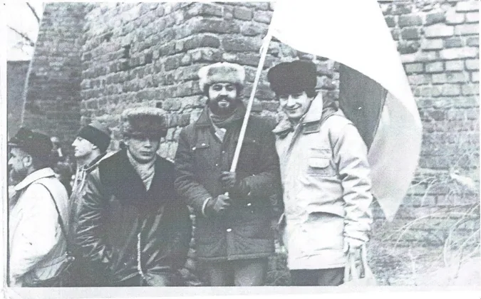 Вибори 1990-го року: Геннадій Кожевніков встановлює перший національний прапор на Замковій площі у Луцьку