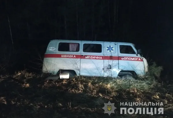 На Волині авто швидкої допомоги з пацієнтом злетіло у кювет (фото)