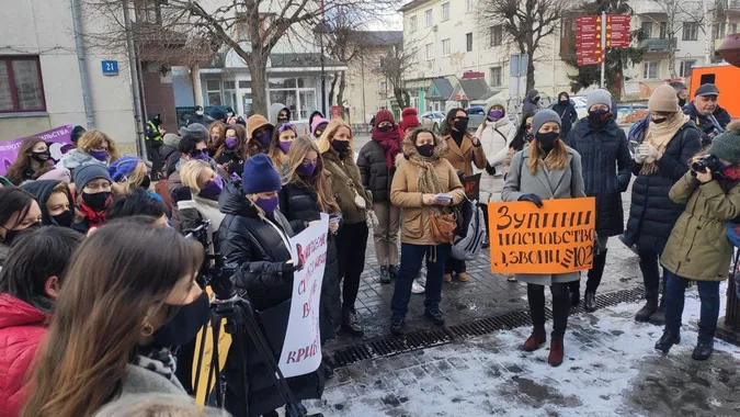 У Луцьку пів сотні людей вийшли на Марш жінок проти насильства (фото)